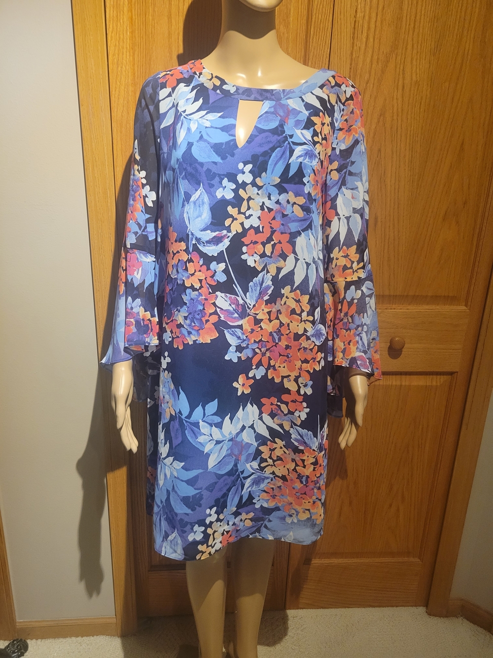 Floral Keyhole Long-Sleeve Shift Dress in Blue